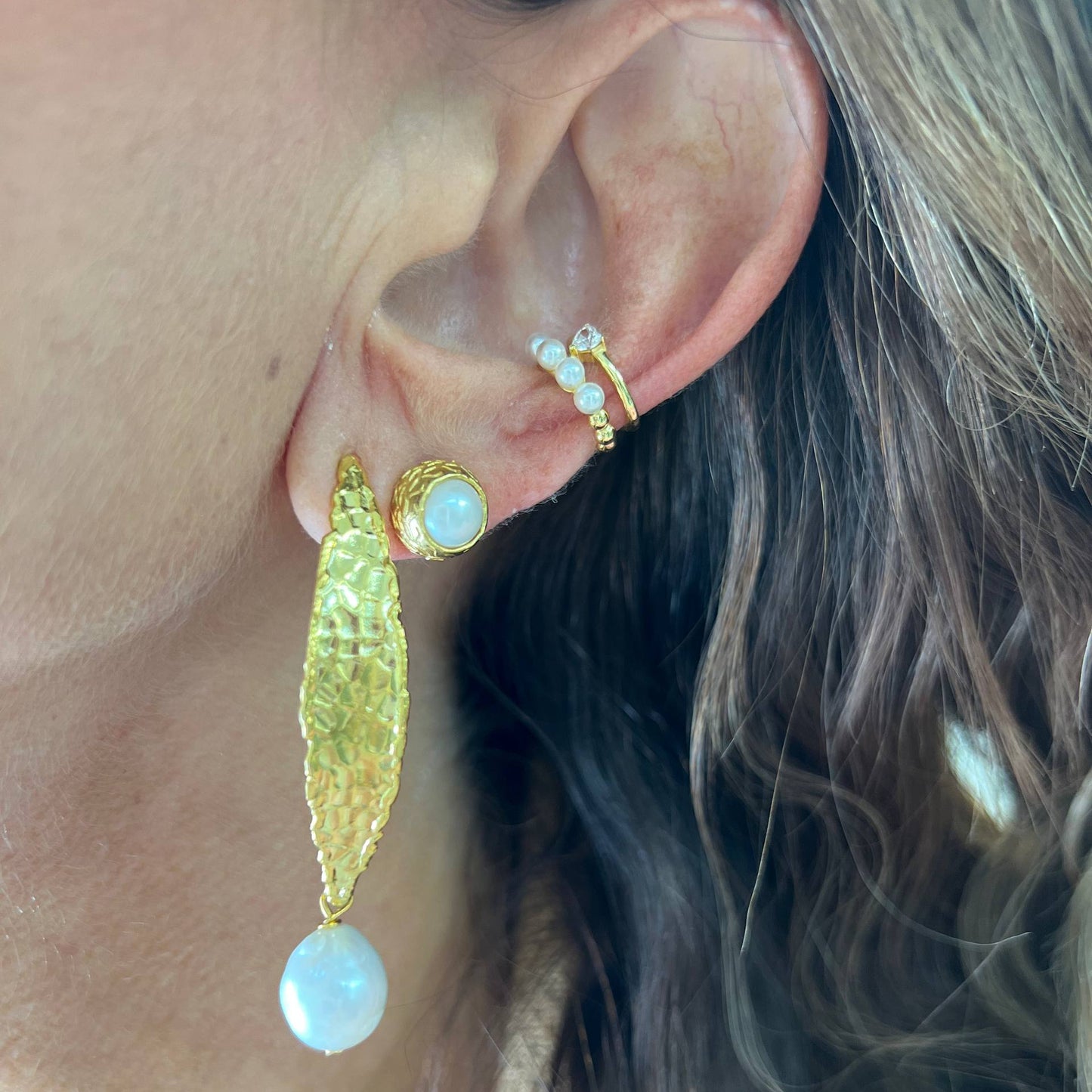 Coppia orecchini pendenti a foglia in ottone dorato con perla - Lumiere Bijoux