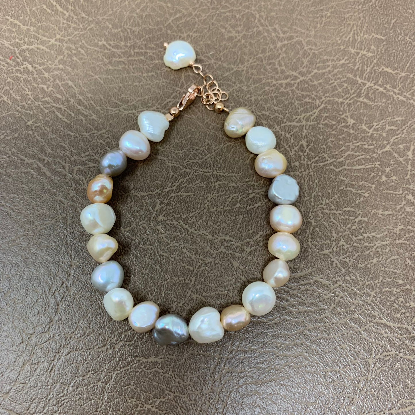 Bracciale perle tonde irregolari bianco, grigio e beige cm17 più allungamento