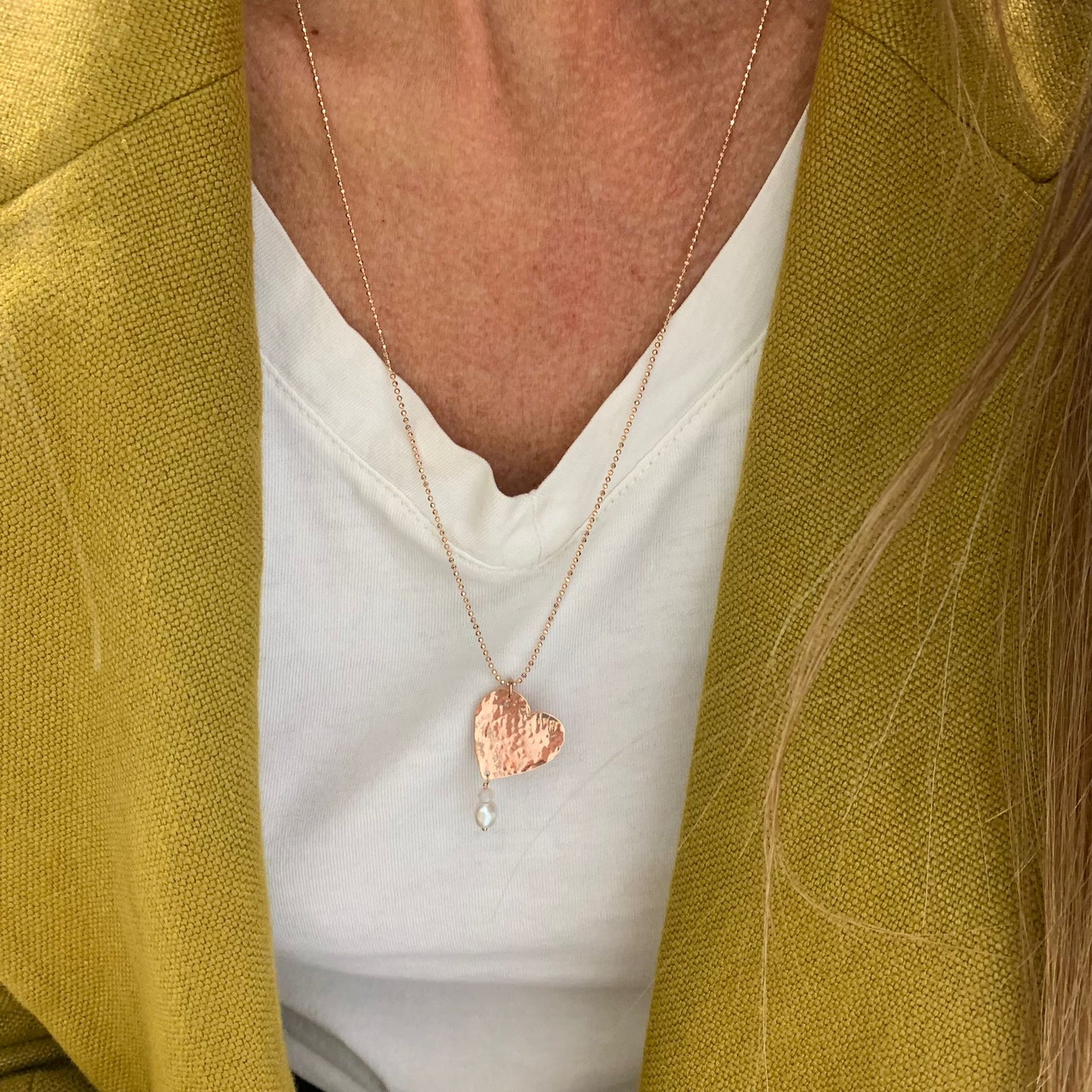 Collana catena militare diamantata rosè cm 60 con cuore battuto da 2,5 cm e perla micro barocca bianca