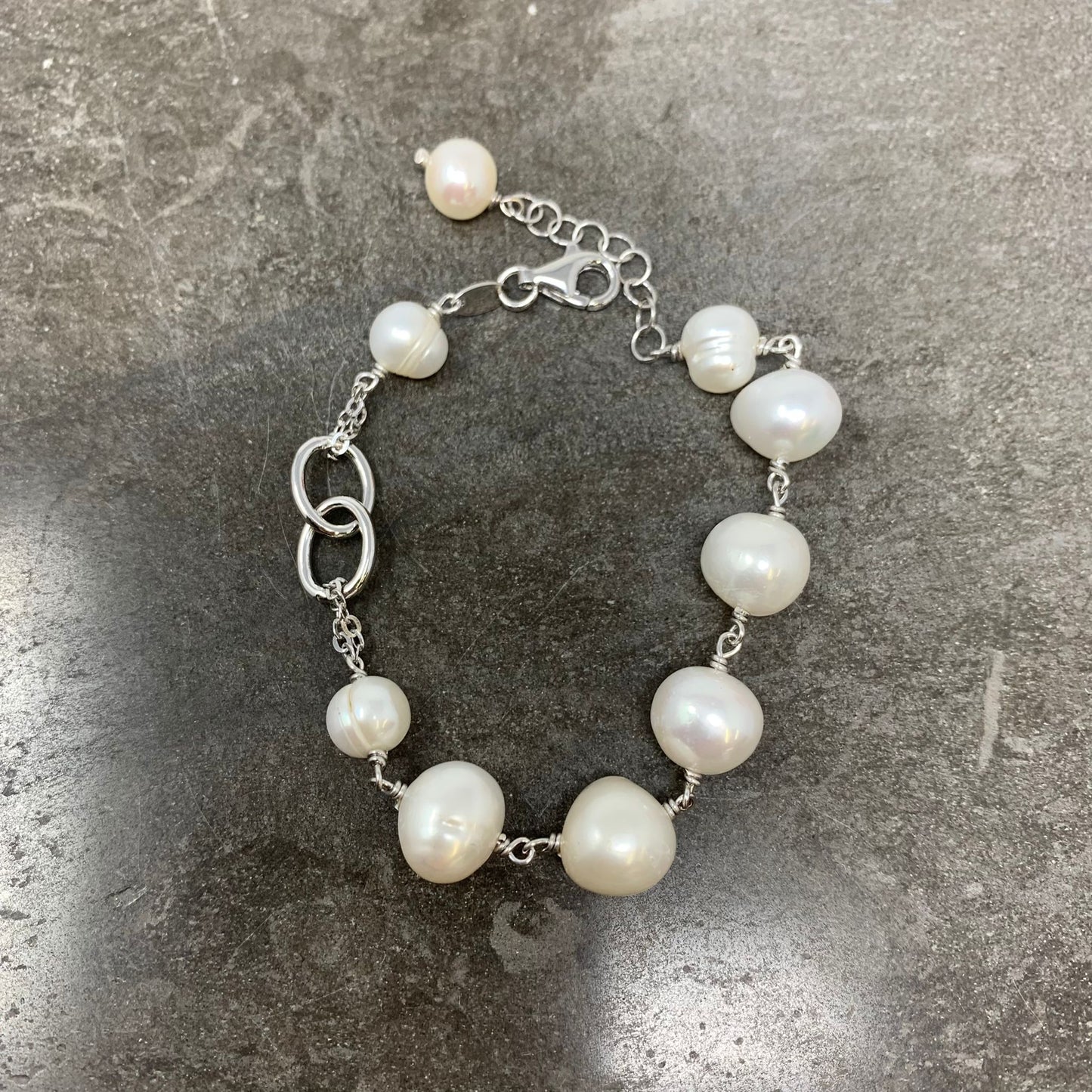 Bracciale perle tonde irregolari bianche base argento bianco cm 17 più 2 di allungamento