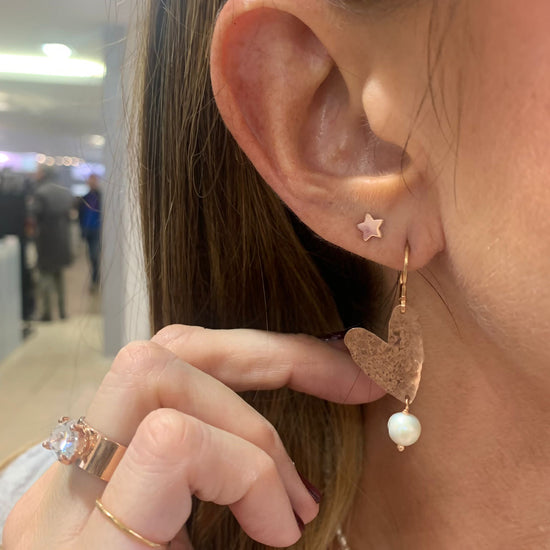 Coppia orecchini cuore allungato battuto da 2 cm rosè con perle tonde bianche