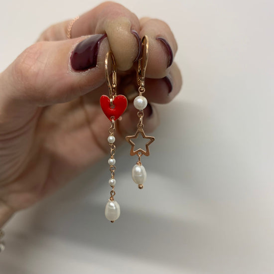 Coppia orecchini micro perle bianche con cuore smalto rosso e stella vuota rosè