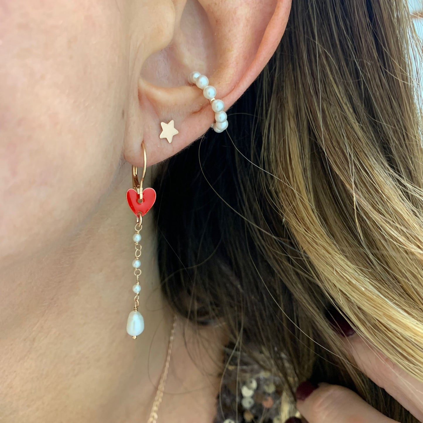 Coppia orecchini micro perle bianche con cuore smalto rosso e stella vuota rosè