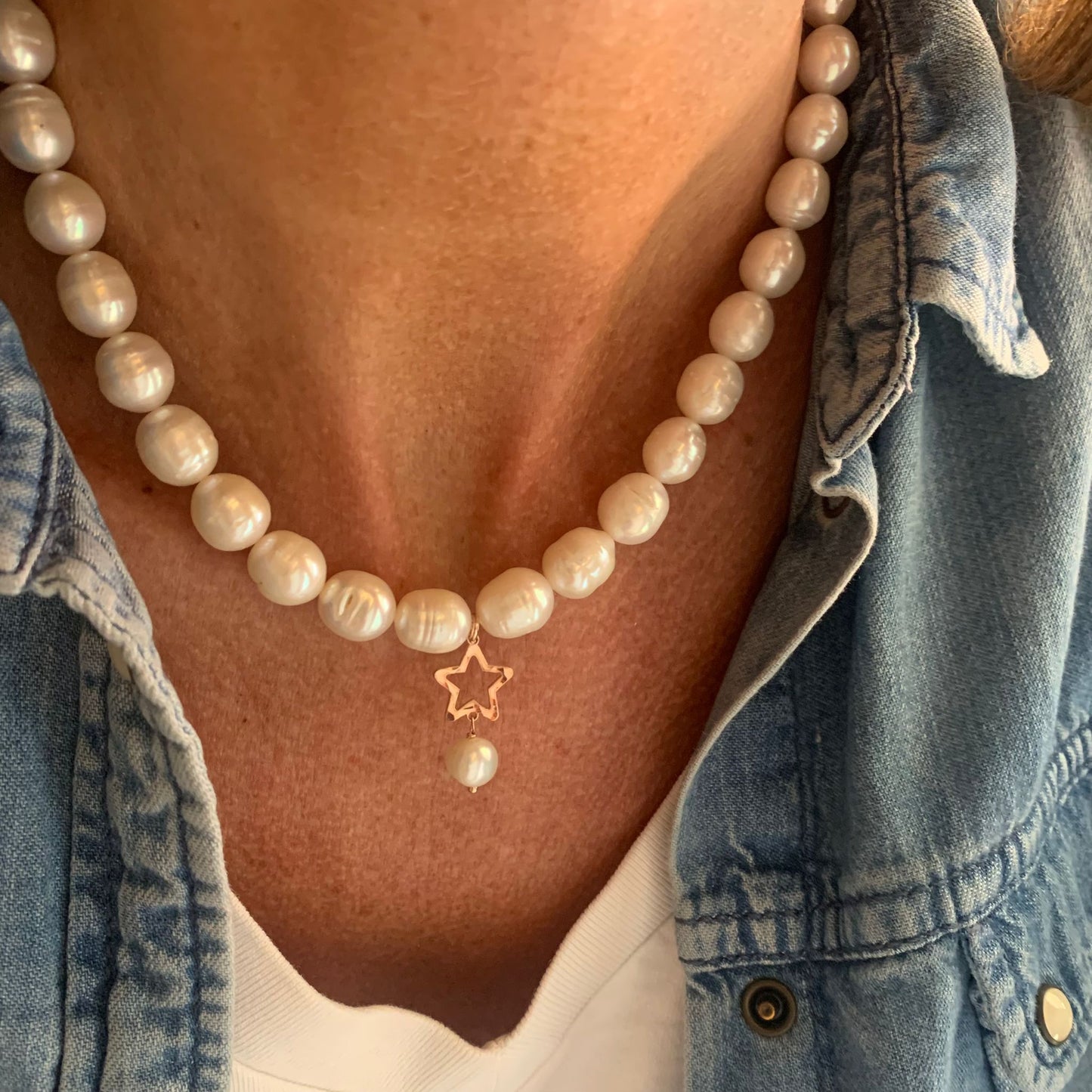 Collana perle barocche bianche da circa 1 cm con stella vuota battuta lunghezza cm 40 più 5 di allungamento