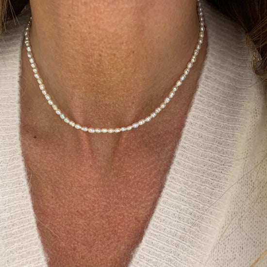 Collana micro perle risino sfumate grigio e bianco cm 35 più 5 di allungamento base rosè