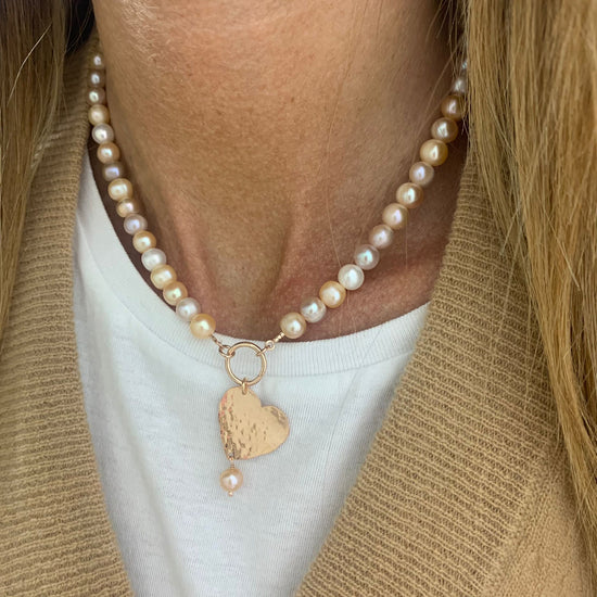 Collana perle tonde da circa 0,6 mm multicolore bianco, beige, lilla e rosa con cuore battuto da 2 cm lunghezza cm 38 più 5 di allungamento rosè pezzo unico