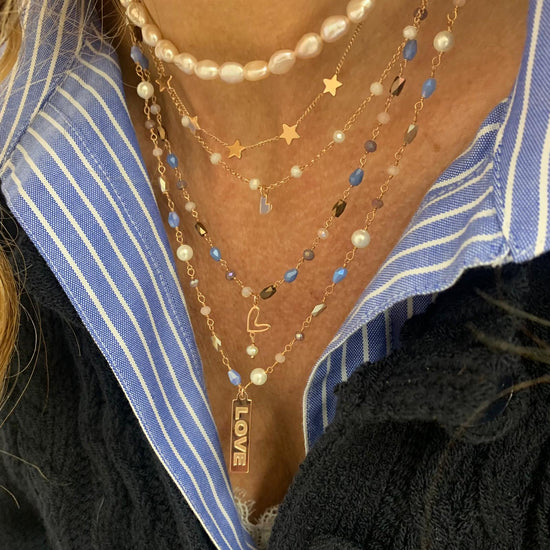 Collana cristalli azzurri, bianchi e cioccolato alternata da perla bianche cm 50 più 2 di allungamento rosè con targhetta Love
