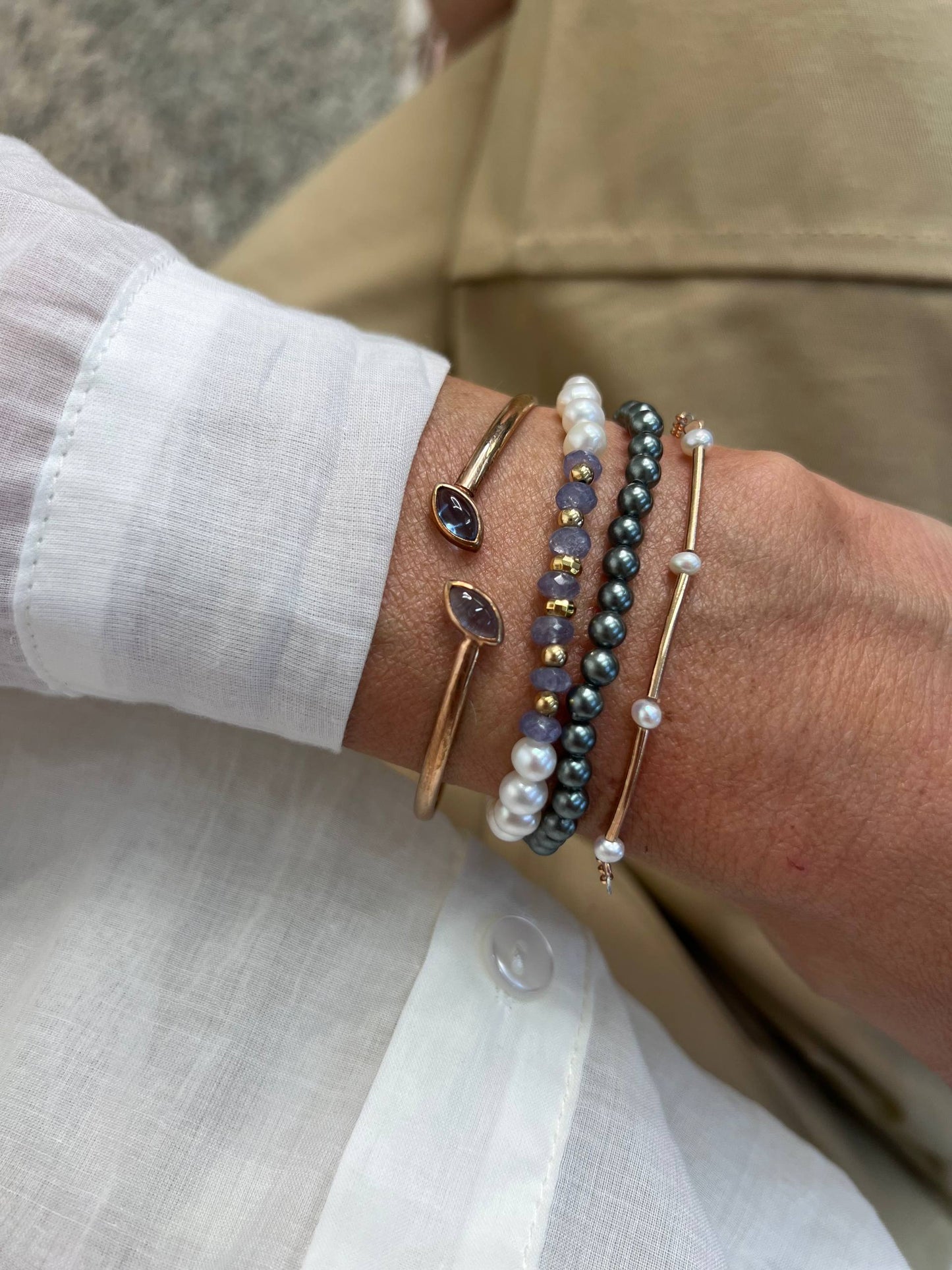 Bracciale elastico di perle naturali con pepite dorate e pietre di andalusite o iolite - Lumiere Bijoux