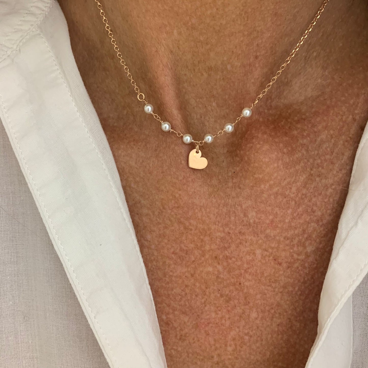 Collana mezzaluna di perle bianche cm38 più 5 di allungamento rosé con cuore pendente da 0,8 mm