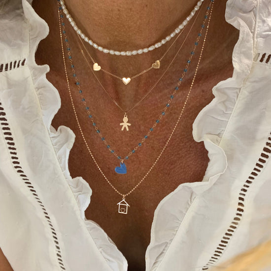 Collana a tre fili cristalli azzurri con bimbo, cuore azzurro polvere e casetta stilizzata
