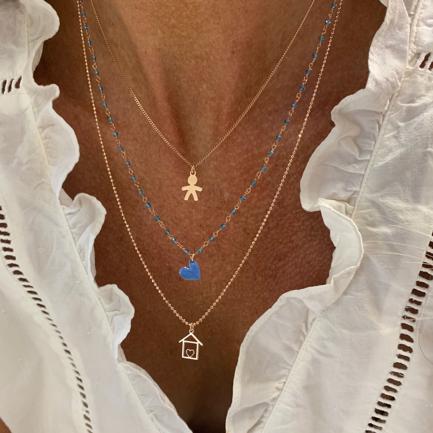 Collana a tre fili cristalli azzurri con bimbo, cuore ottanio e casetta stilizzata