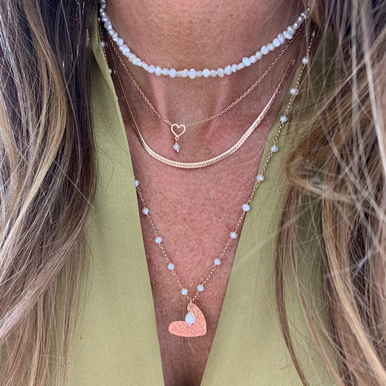 Collana catena rollò rosé cm50 alternata da perle bianche con cuore bacio battuto pendente da circa 2 cm e piccola perla pendente