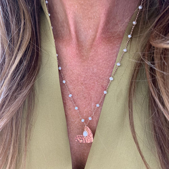Collana catena rollò rosé cm50 alternata da perle bianche con cuore bacio battuto pendente da circa 2 cm e piccola perla pendente