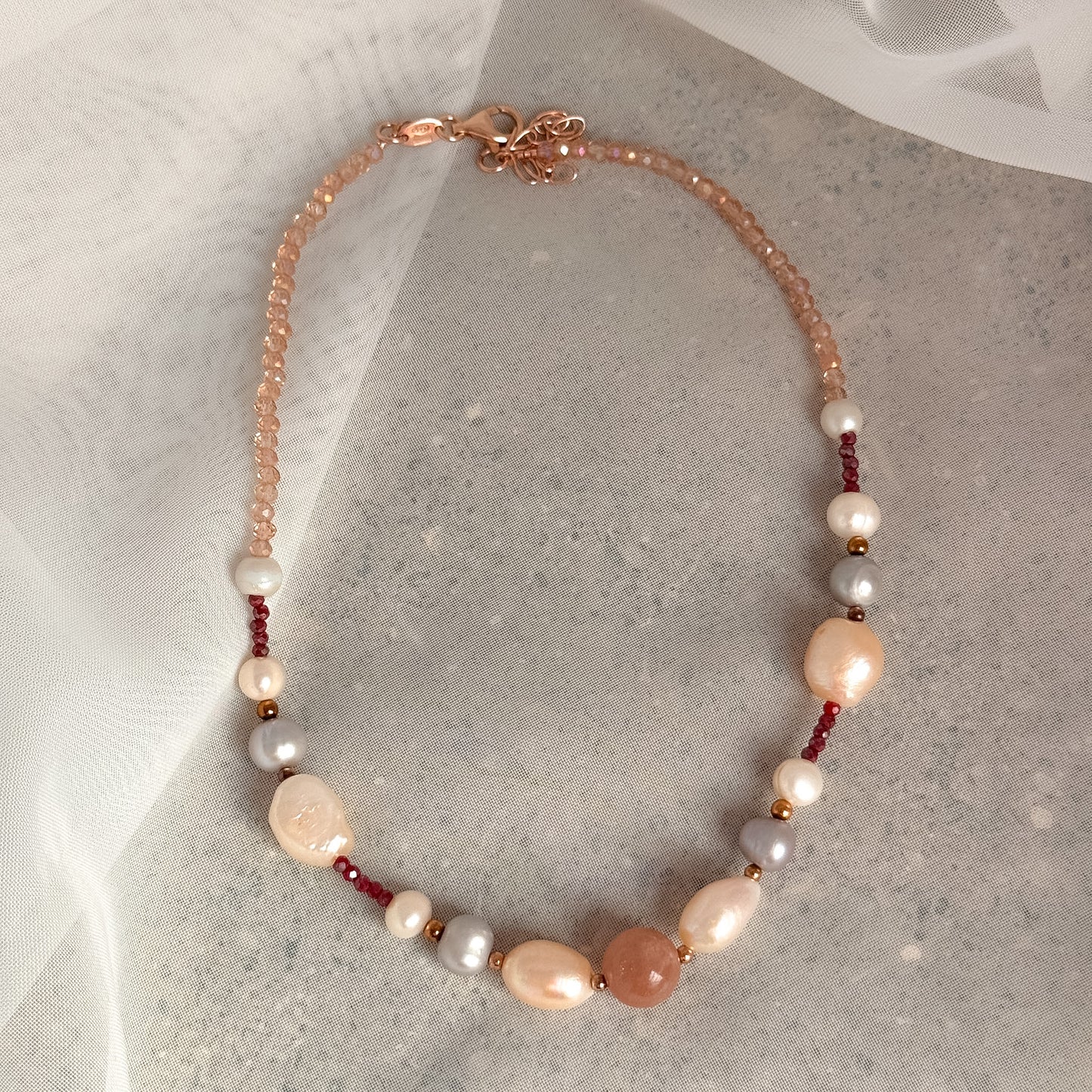 Collana perle bianche rosa e grigie - pietra i luna e cristalli bordeaux - PU123 - Lumiere Bijoux