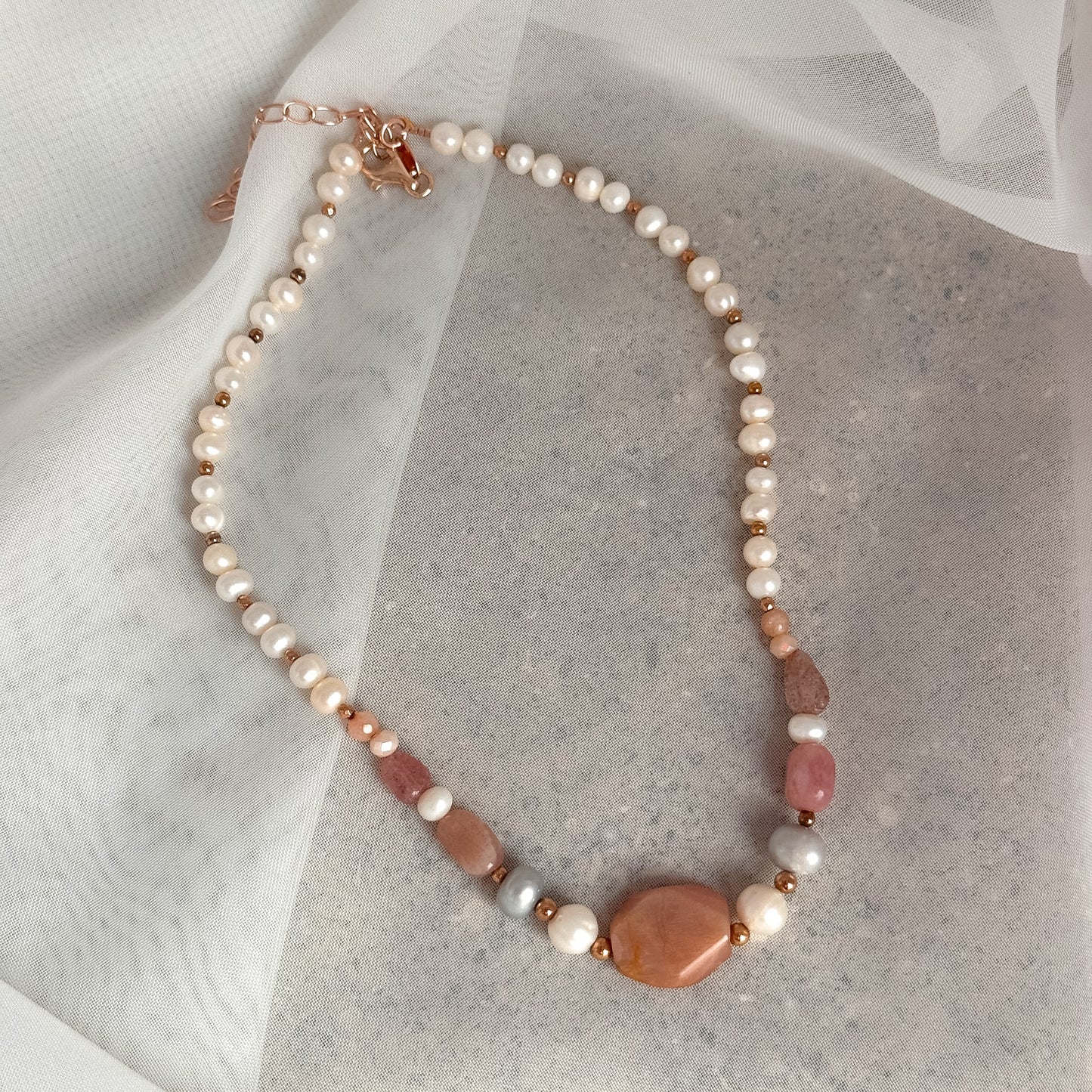 Collana perle bianche - pietra i luna e pepite rosé - PU125 - Lumiere Bijoux