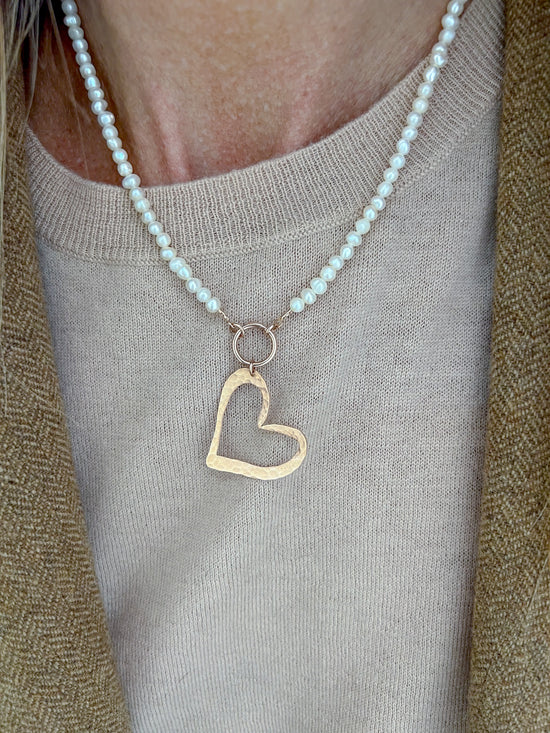 Collana cm 40 perle tonde bianche irregolari con cuore Corazon