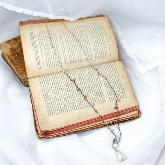 Collana lunga cm 70 con gocce di pietra di luna base rutenio e maxi perla barocca pendente - Lumiere Bijoux