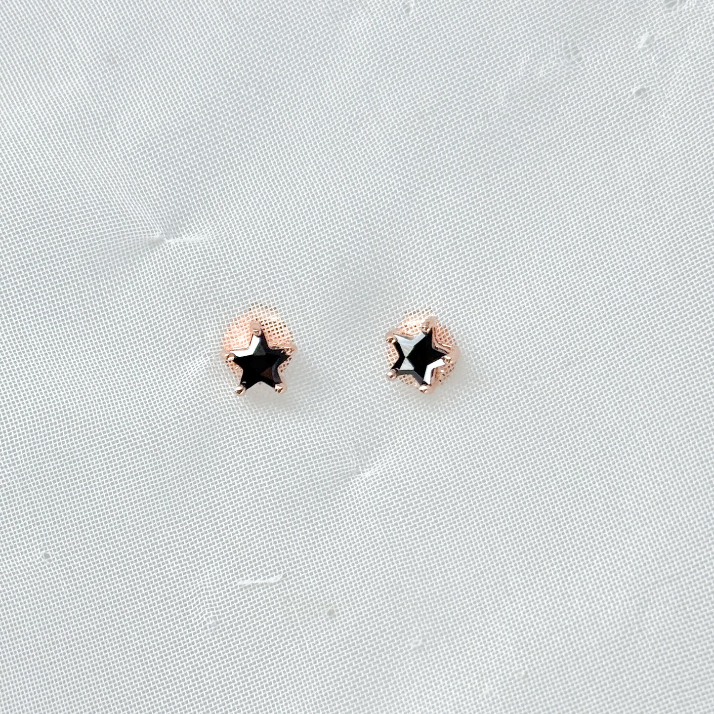 Coppia orecchini a lobo punto luce stella nero da 0.3 cm - Lumiere Bijoux