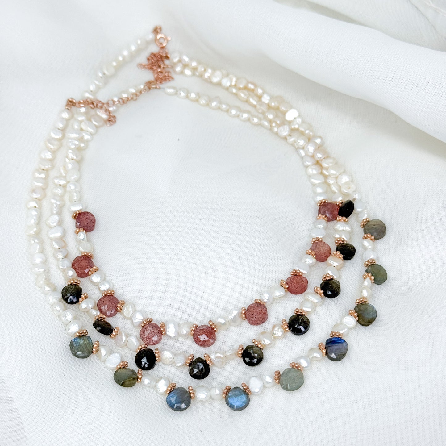 Collana choker cm 35 con perle conchiglia e pietre goccia alternate da rondelle in argento rosé - Lumiere Bijoux