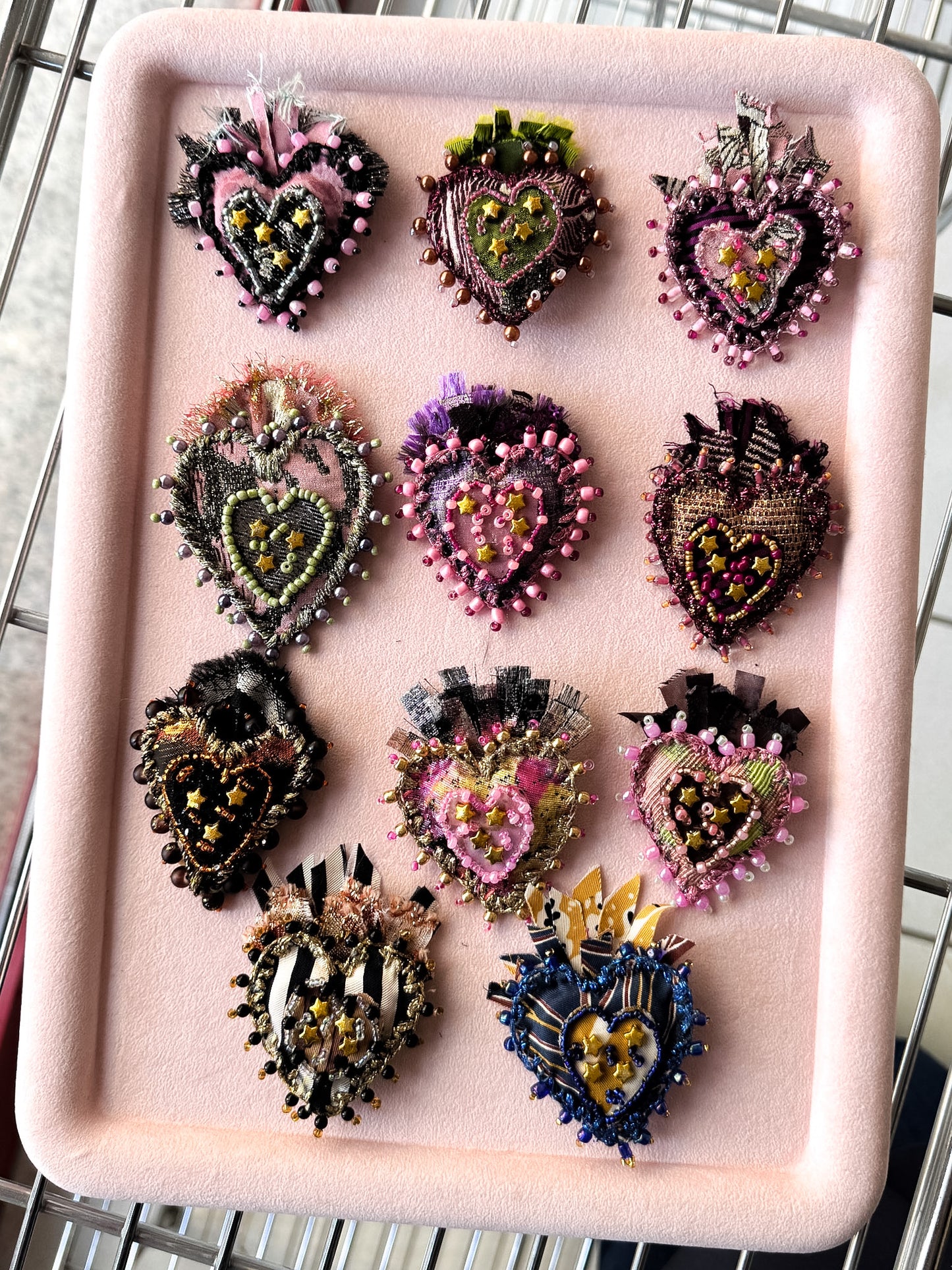 Spilla a cuore sacro in tessuto ricamato e perline - Lumiere Bijoux