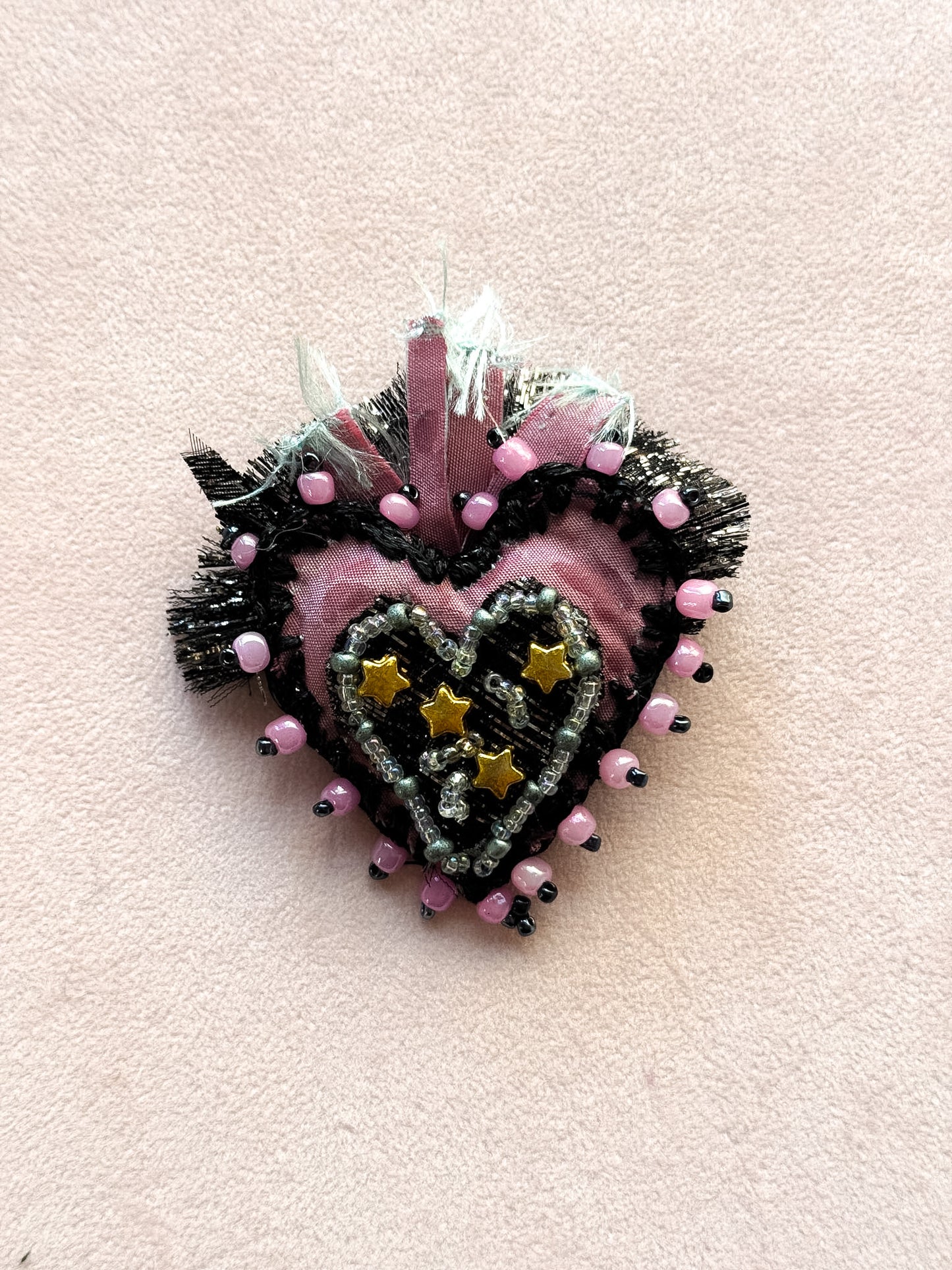 Spilla a cuore sacro in tessuto ricamato e perline - Lumiere Bijoux