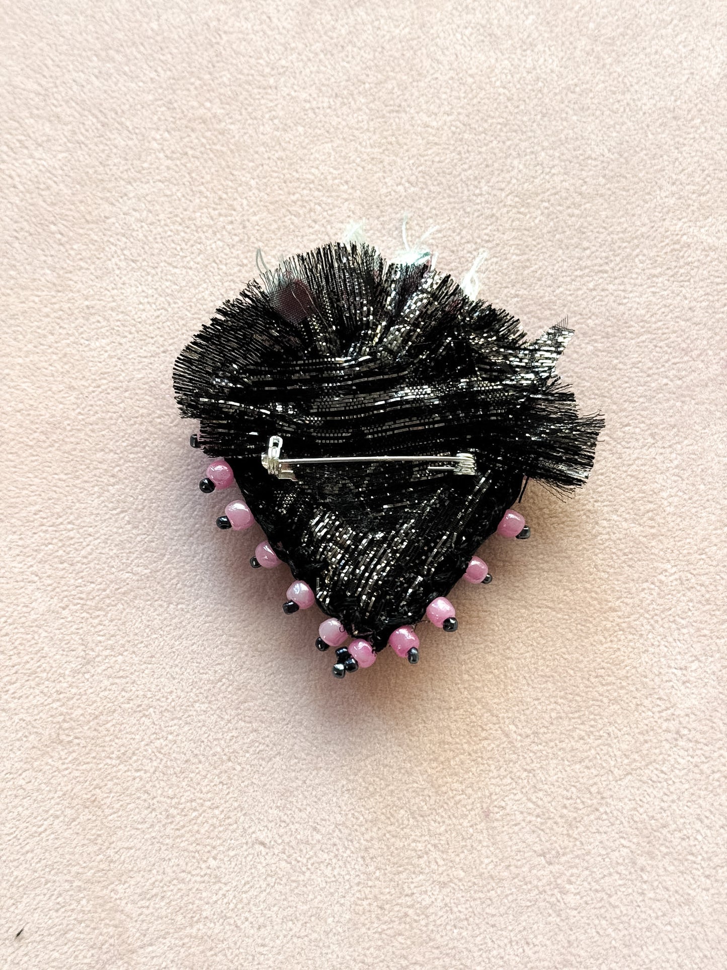 Spilla a cuore sacro in tessuto ricamato e perline - Lumiere Bijoux