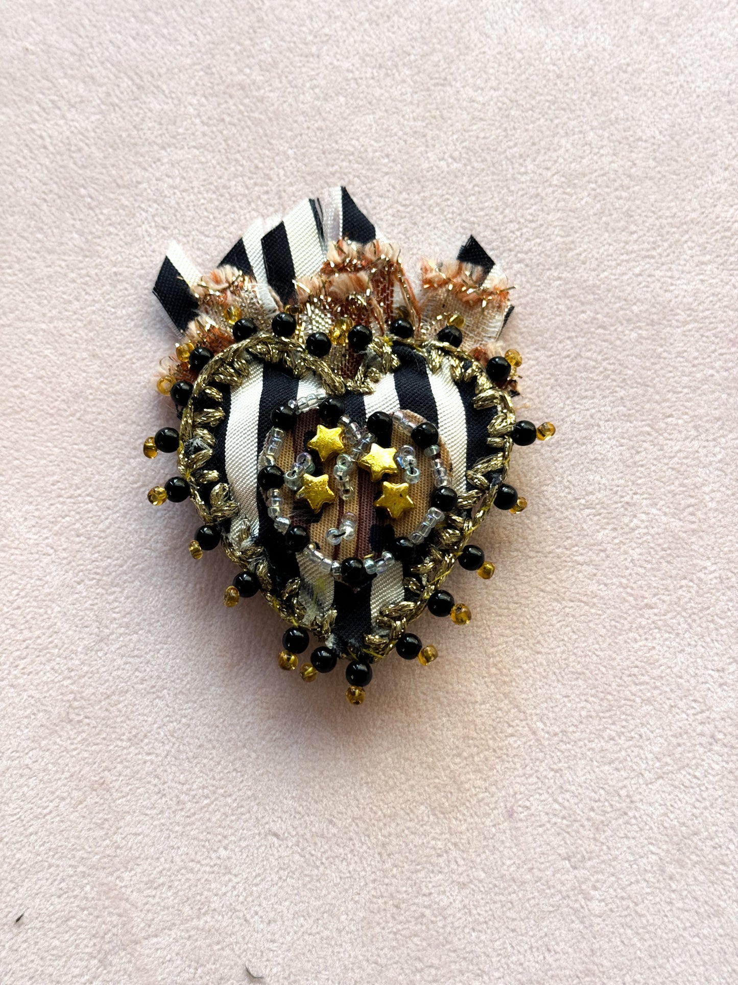 Spilla a cuore sacro in tessuto ricamato e perline - Lumiere Bijoux