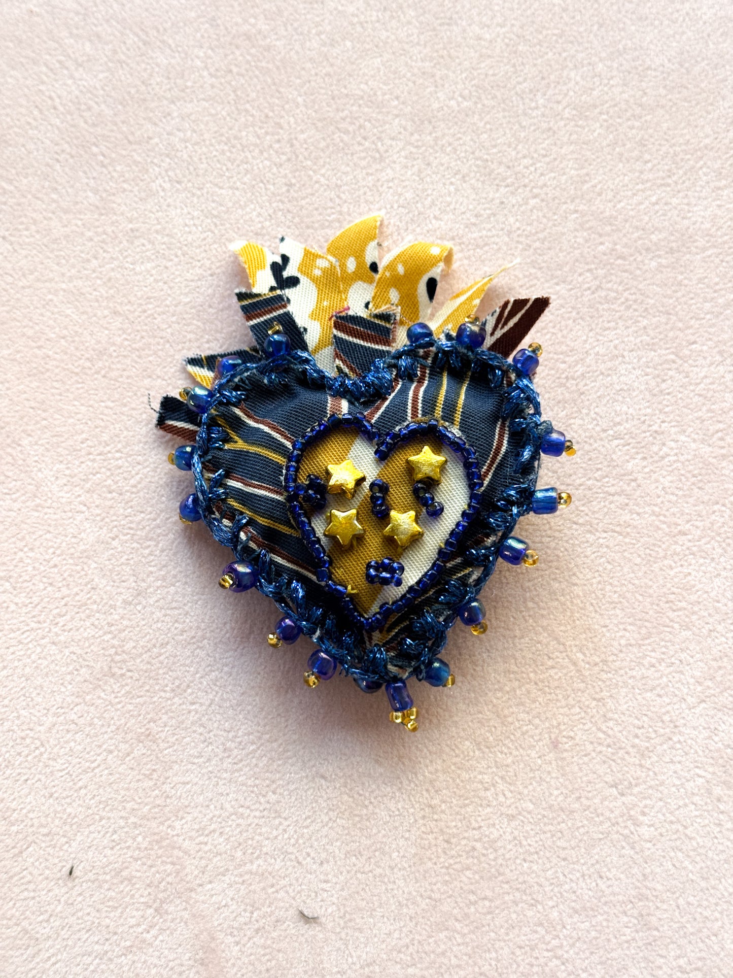 Spilla a cuore sacro in tessuto ricamato e perline - Lumiere Bijoux