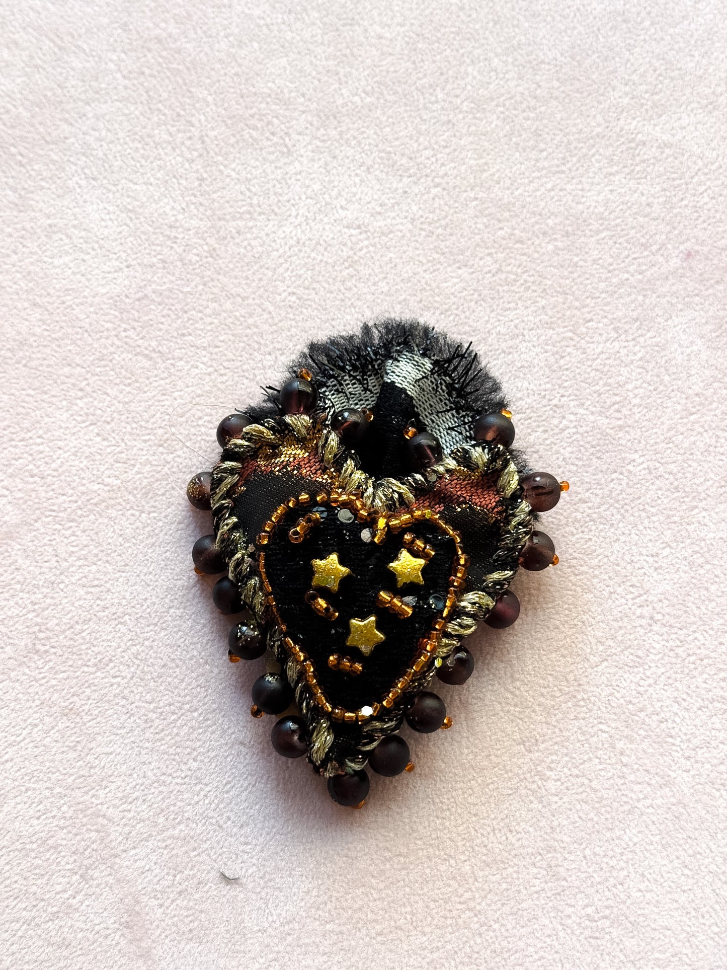 Spilla a cuore sacro in tessuto ricamato e perline - Lumiere Bijoux