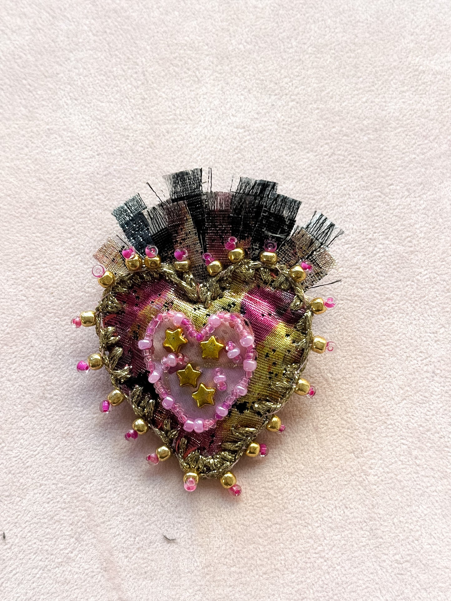 Spilla a cuore sacro in tessuto ricamato e perline - Lumiere Bijoux