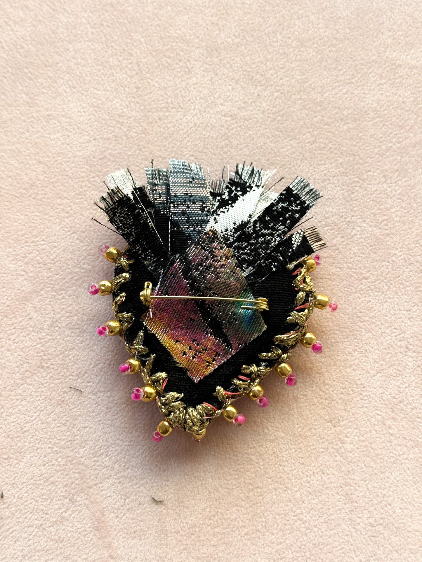Spilla a cuore sacro in tessuto ricamato e perline - Lumiere Bijoux