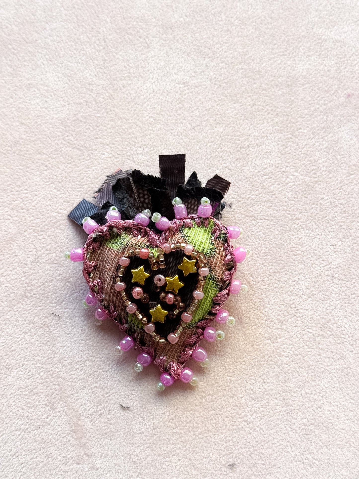 Spilla a cuore sacro in tessuto ricamato e perline - Lumiere Bijoux