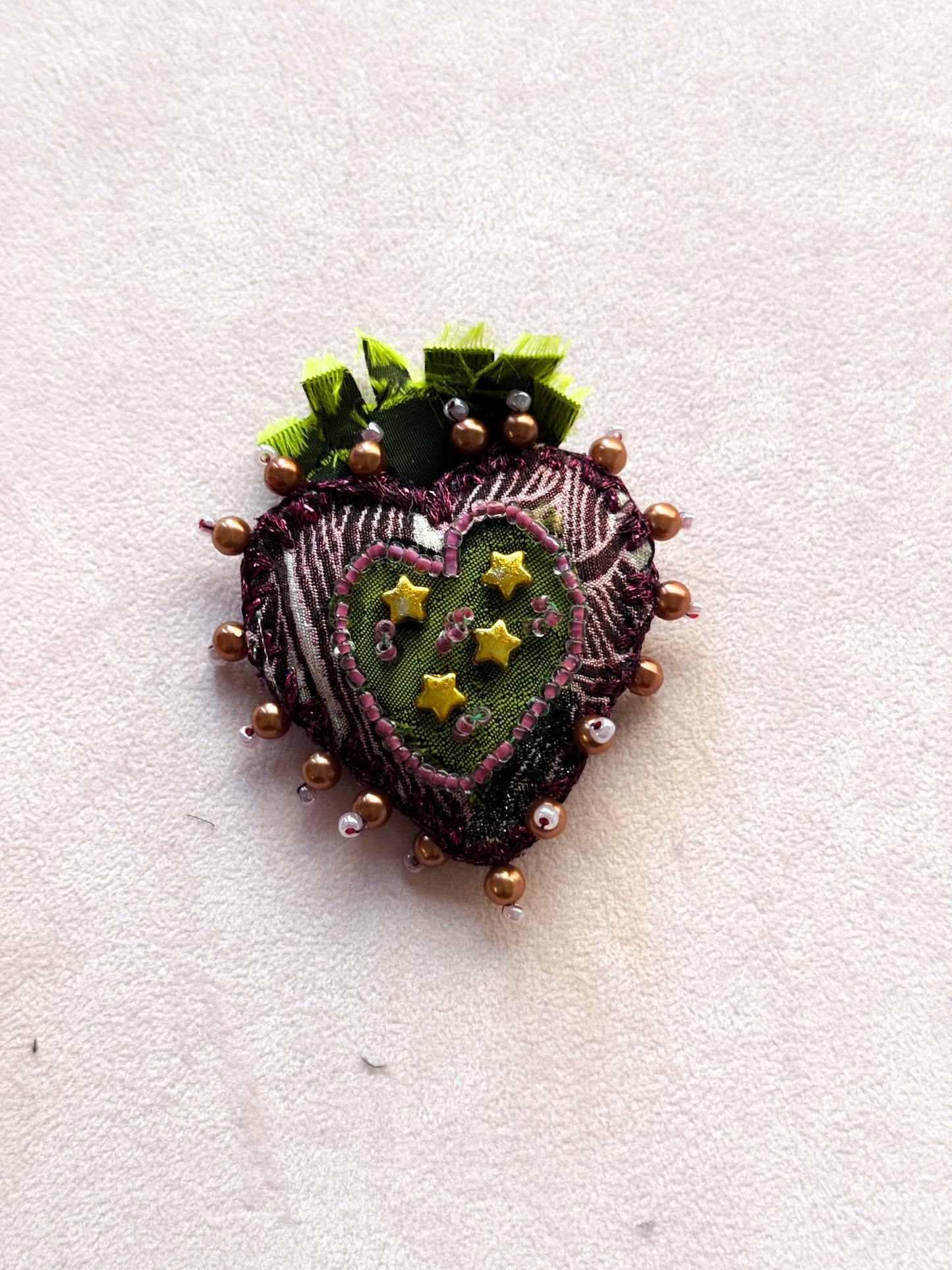 Spilla a cuore sacro in tessuto ricamato e perline - Lumiere Bijoux