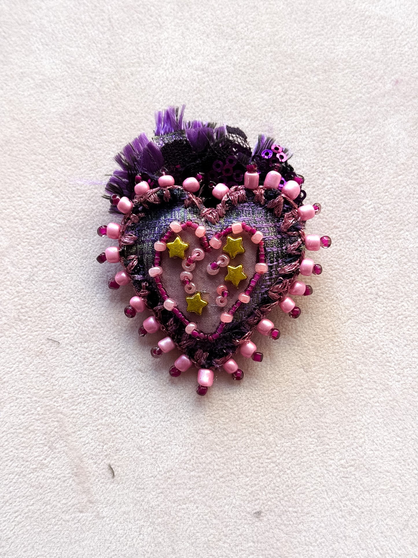 Spilla a cuore sacro in tessuto ricamato e perline - Lumiere Bijoux