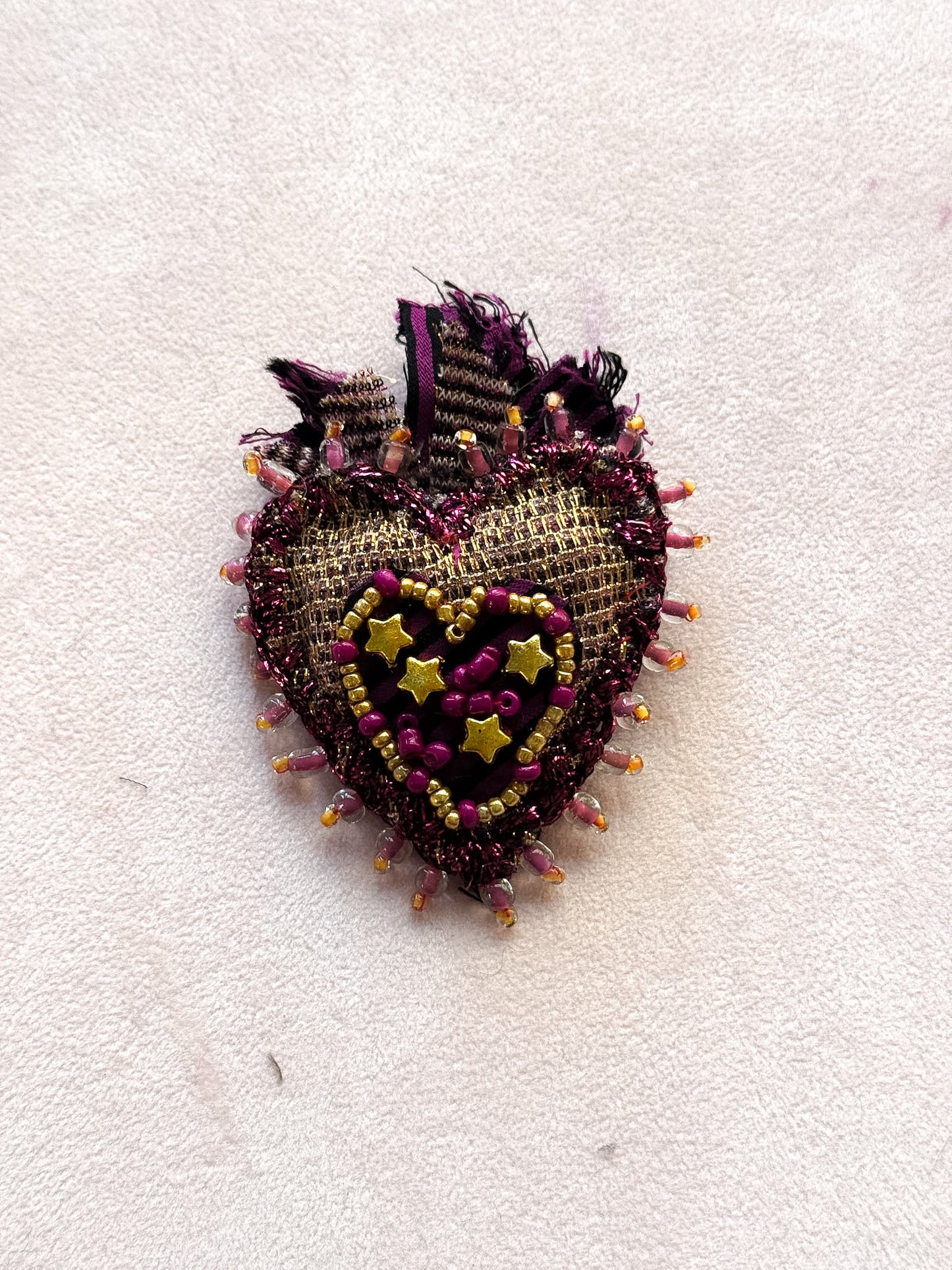 Spilla a cuore sacro in tessuto ricamato e perline - Lumiere Bijoux