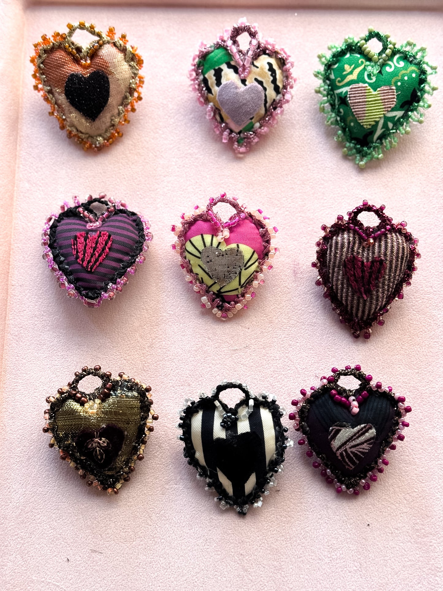 Spilla a cuore in tessuto ricamato e perline - Lumiere Bijoux