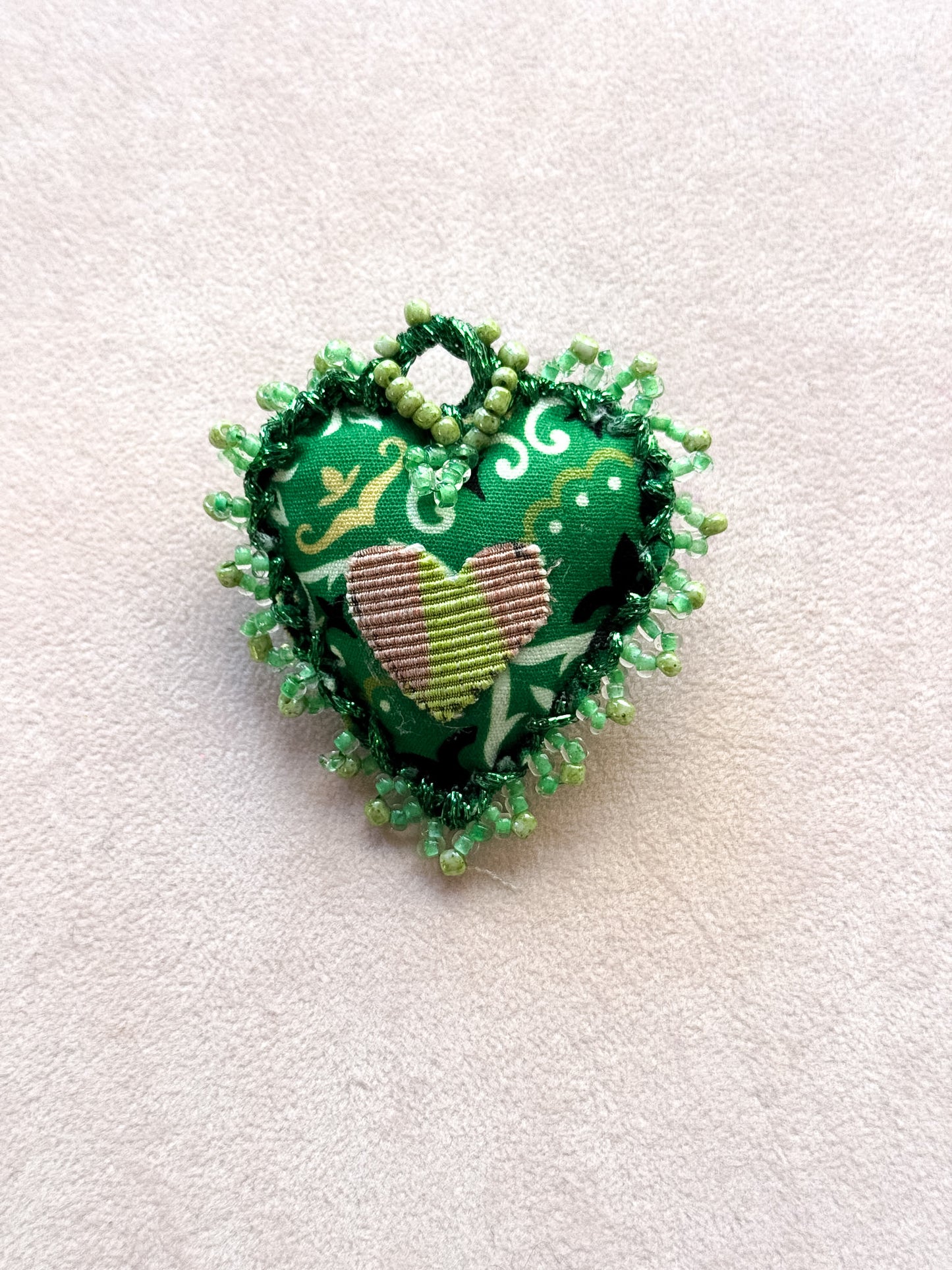 Spilla a cuore in tessuto ricamato e perline - Lumiere Bijoux