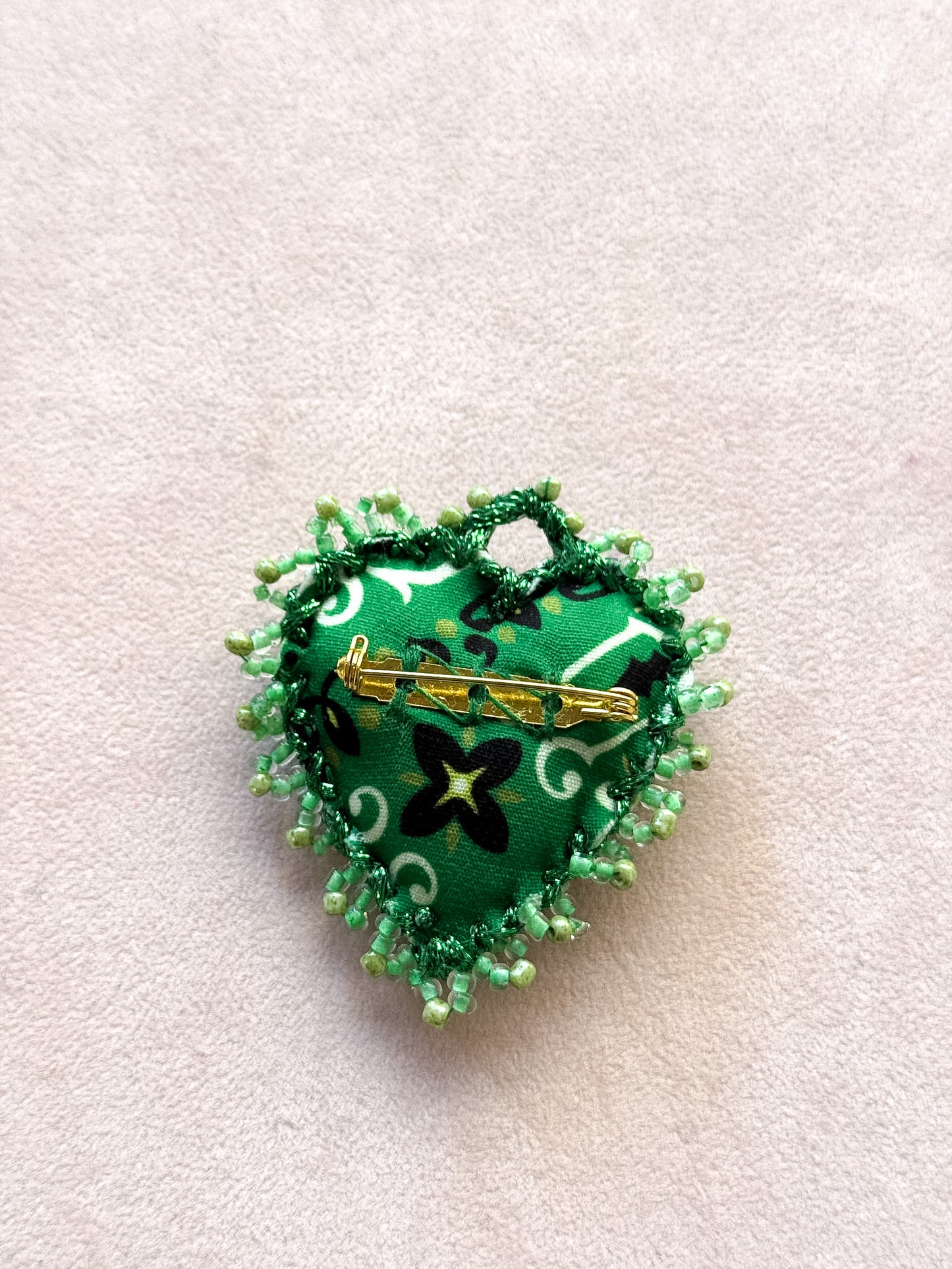 Spilla a cuore in tessuto ricamato e perline - Lumiere Bijoux