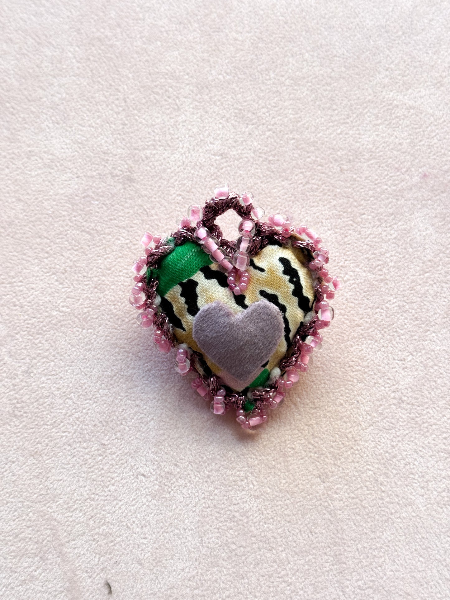 Spilla a cuore in tessuto ricamato e perline - Lumiere Bijoux