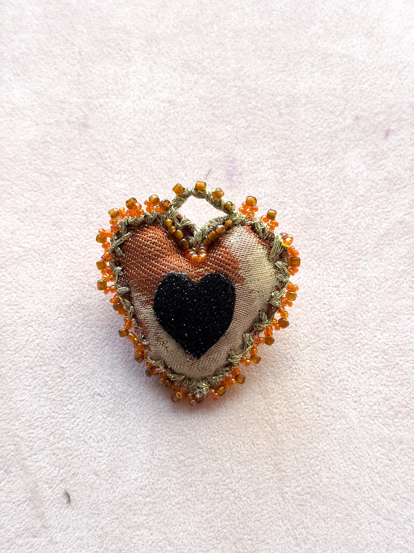 Spilla a cuore in tessuto ricamato e perline - Lumiere Bijoux