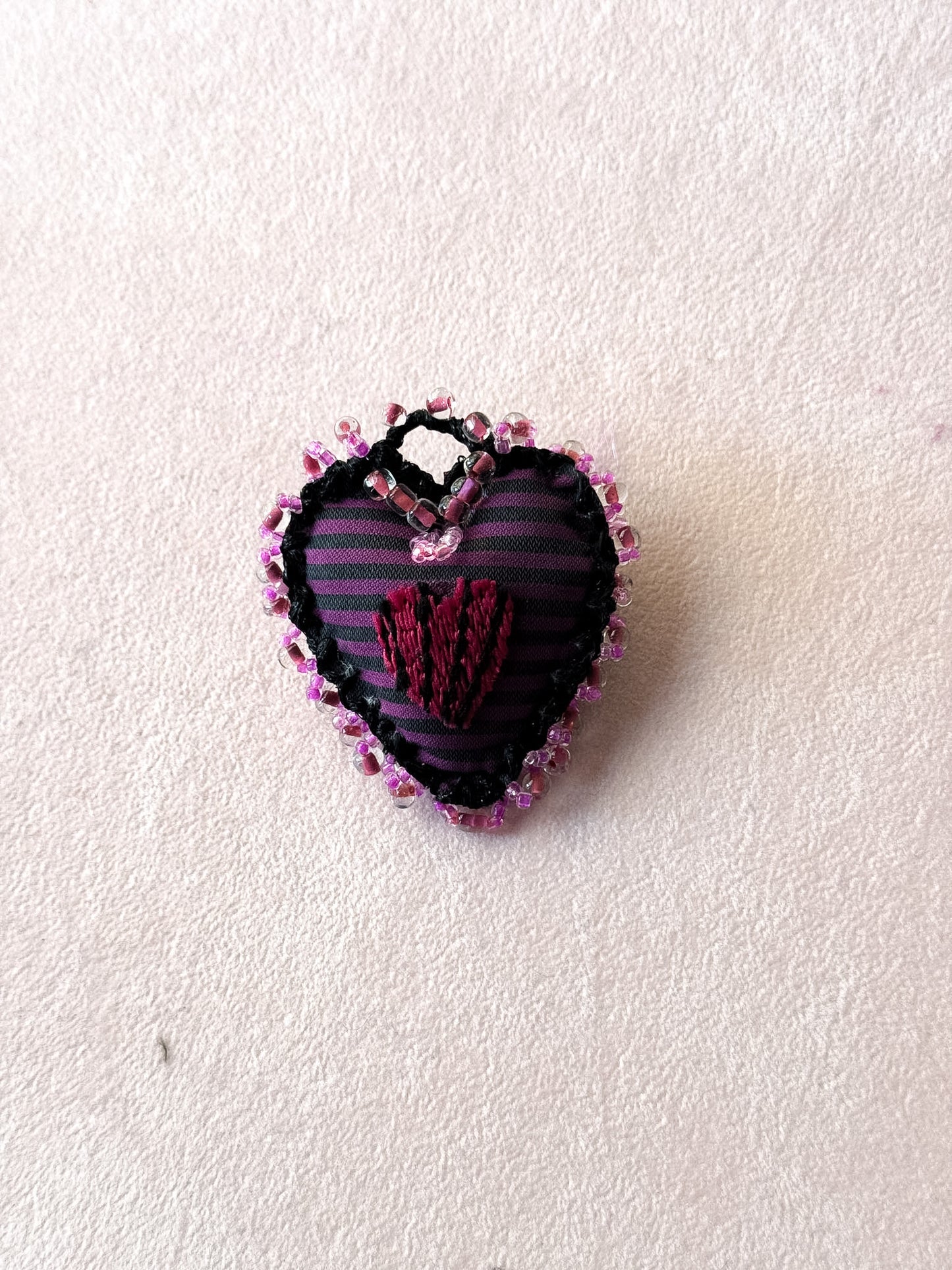 Spilla a cuore in tessuto ricamato e perline - Lumiere Bijoux