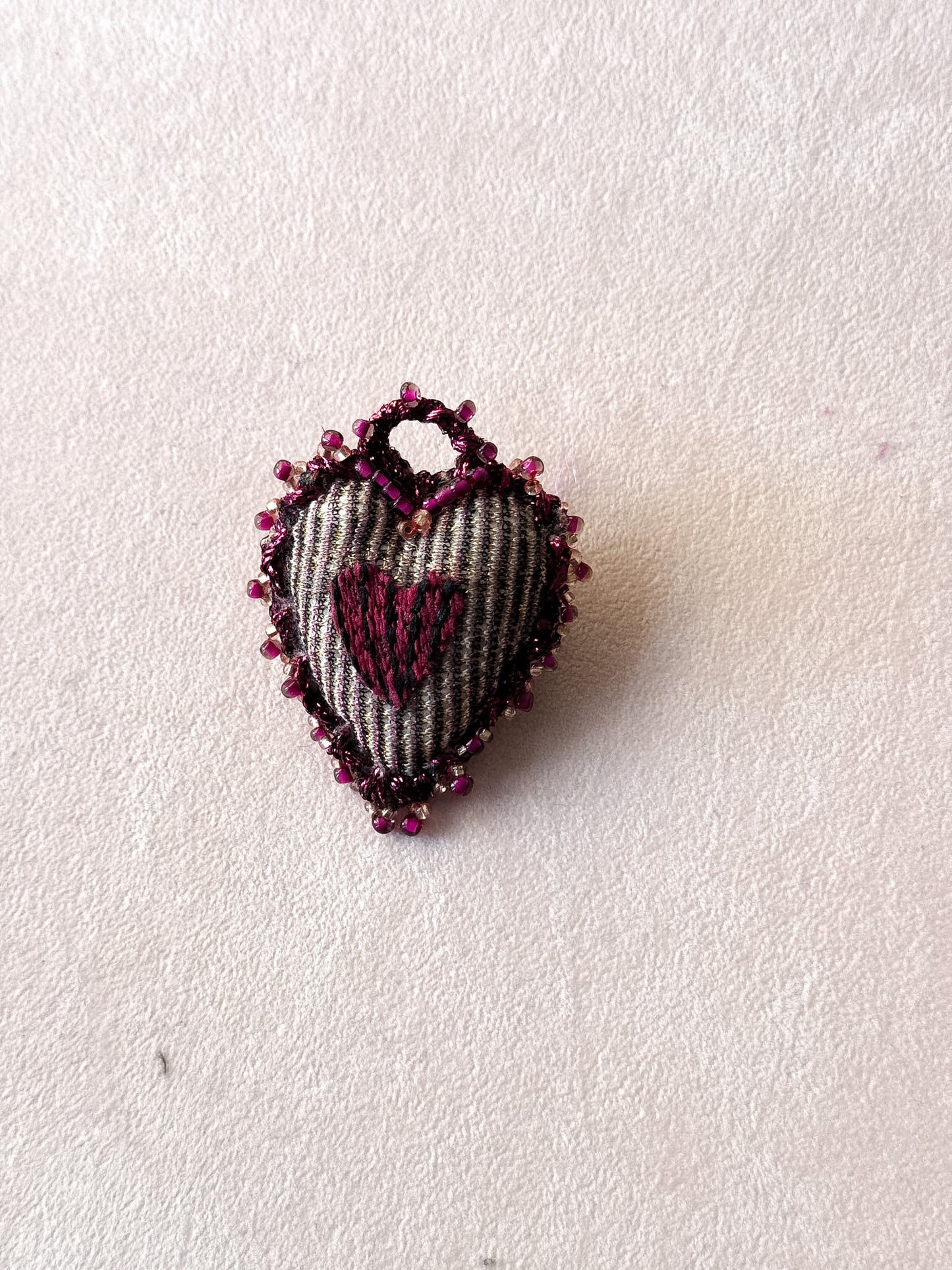 Spilla a cuore in tessuto ricamato e perline - Lumiere Bijoux