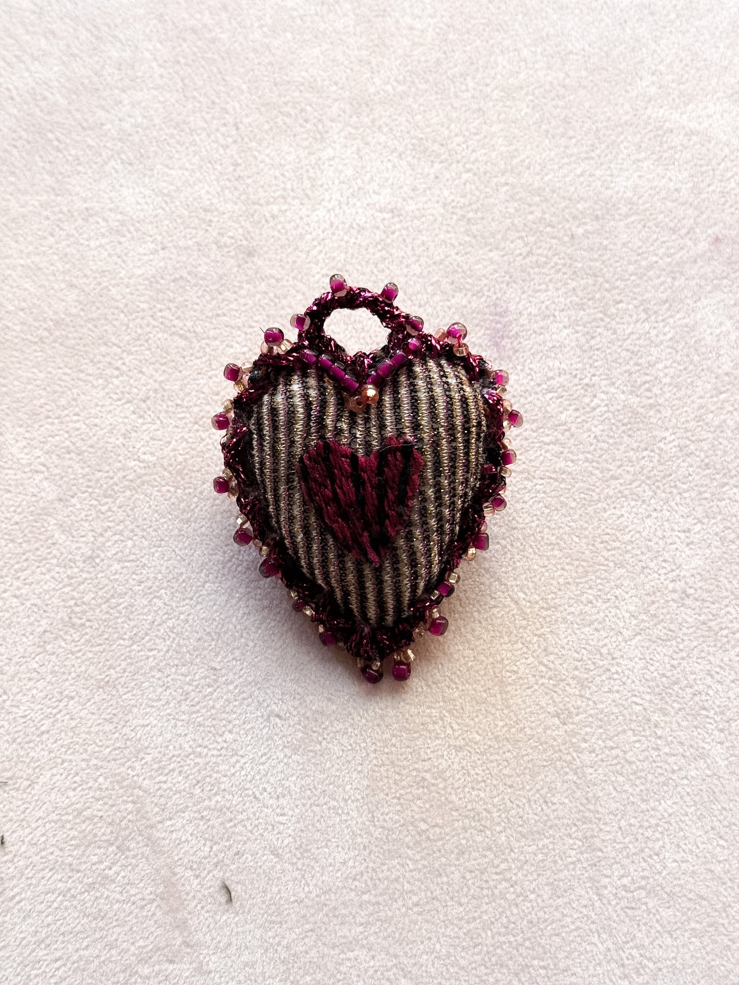 Spilla a cuore in tessuto ricamato e perline - Lumiere Bijoux