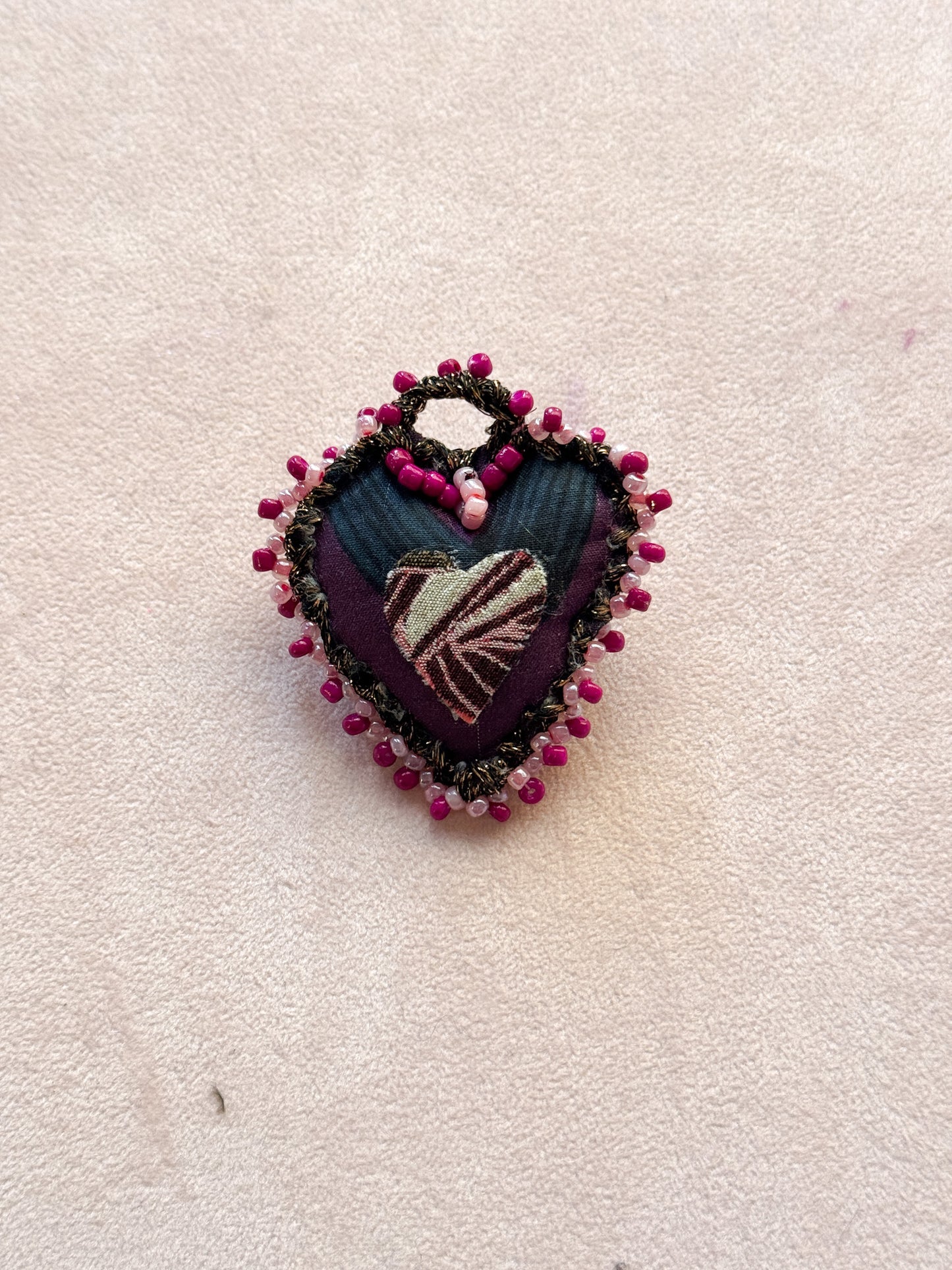 Spilla a cuore in tessuto ricamato e perline - Lumiere Bijoux