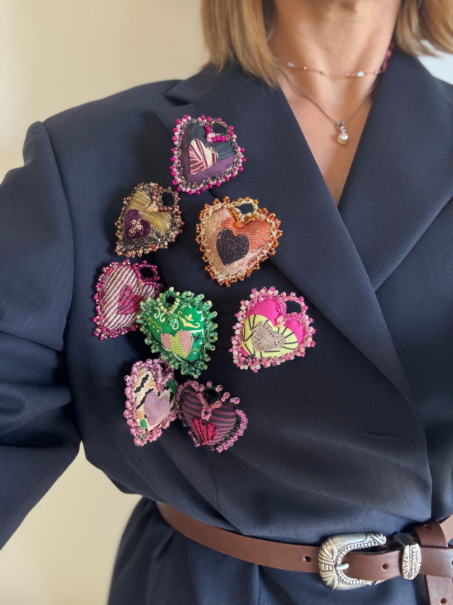 Spilla a cuore in tessuto ricamato e perline - Lumiere Bijoux