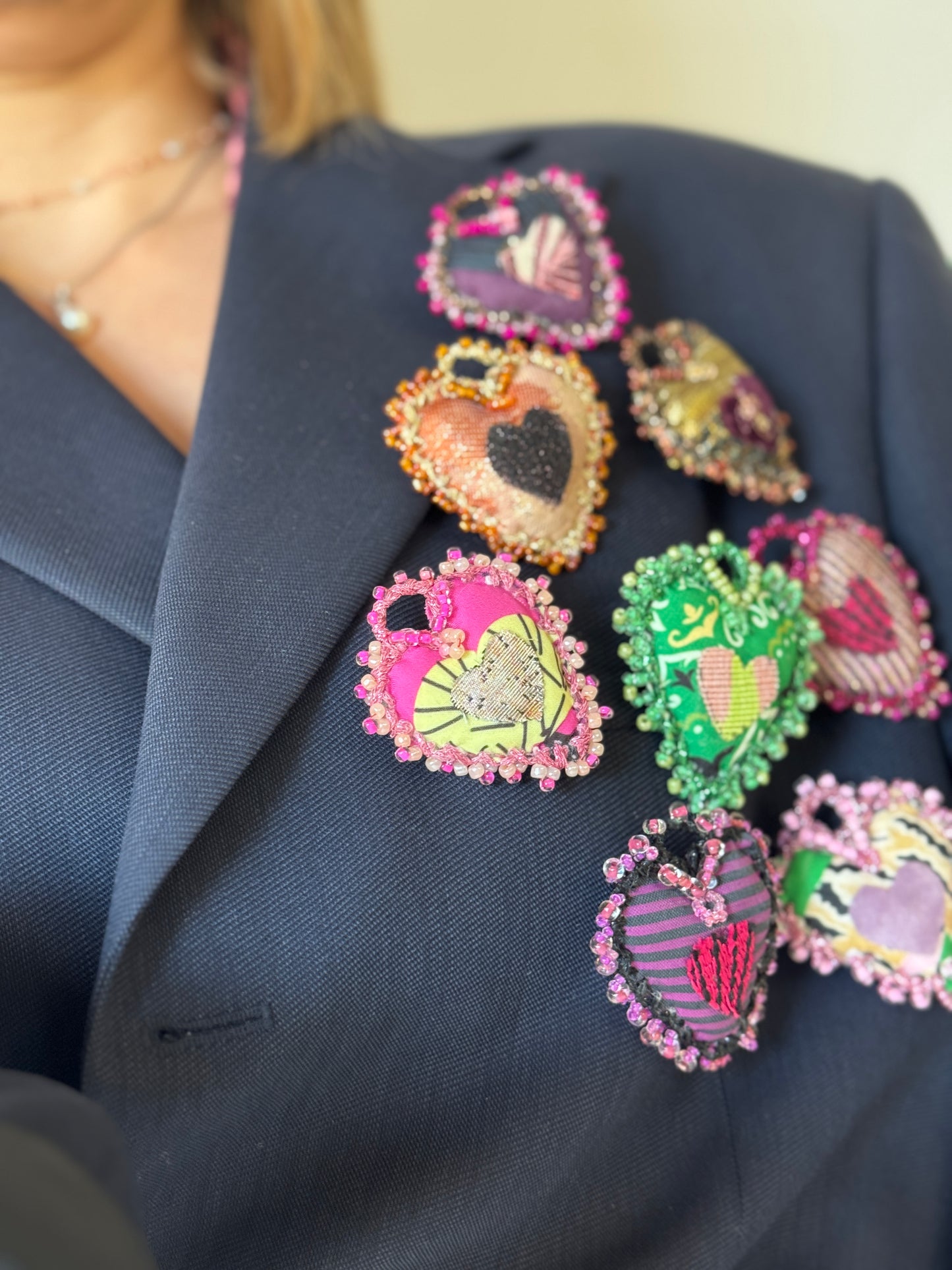 Spilla a cuore in tessuto ricamato e perline - Lumiere Bijoux