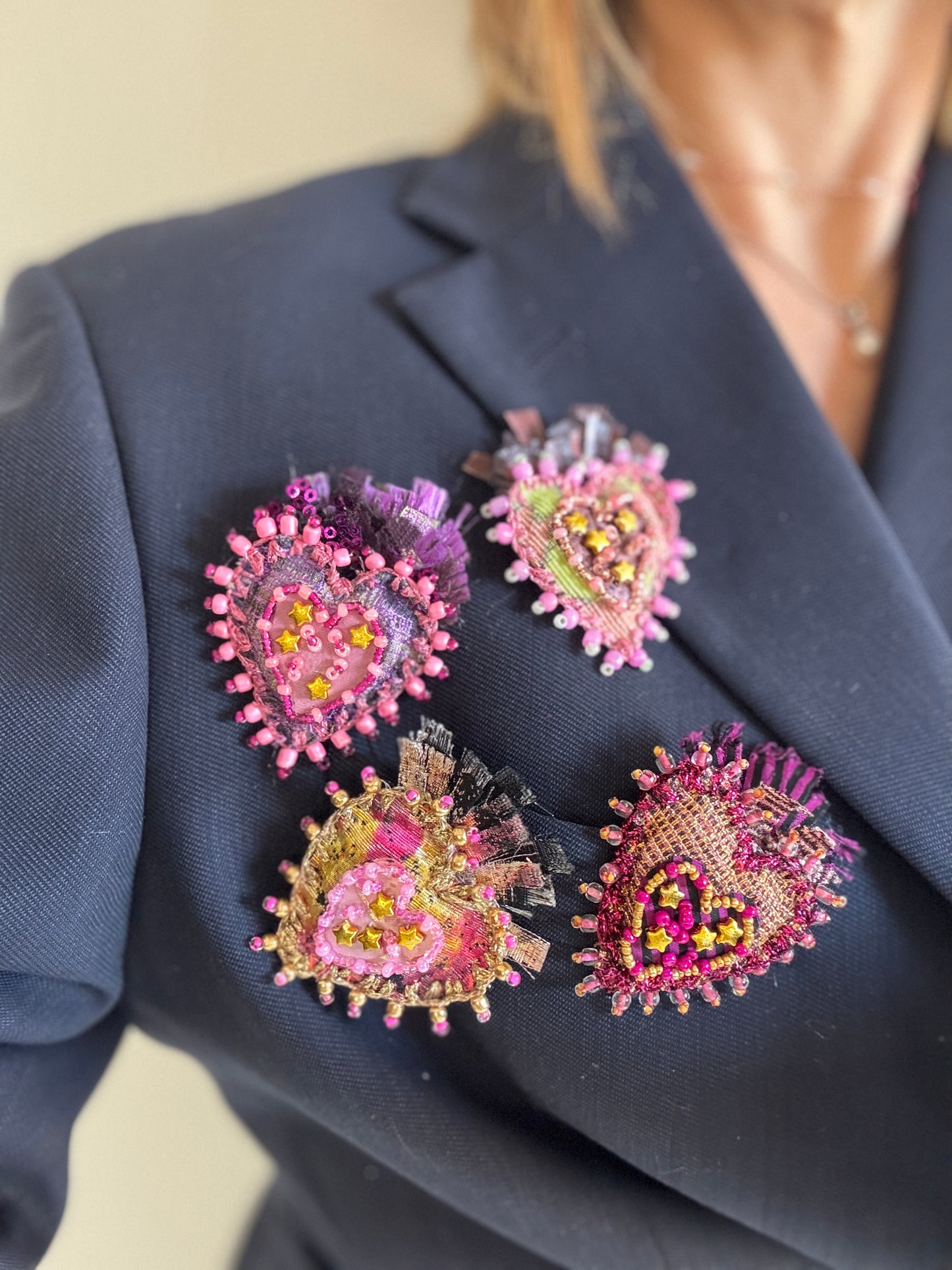 Spilla a cuore sacro in tessuto ricamato e perline - Lumiere Bijoux