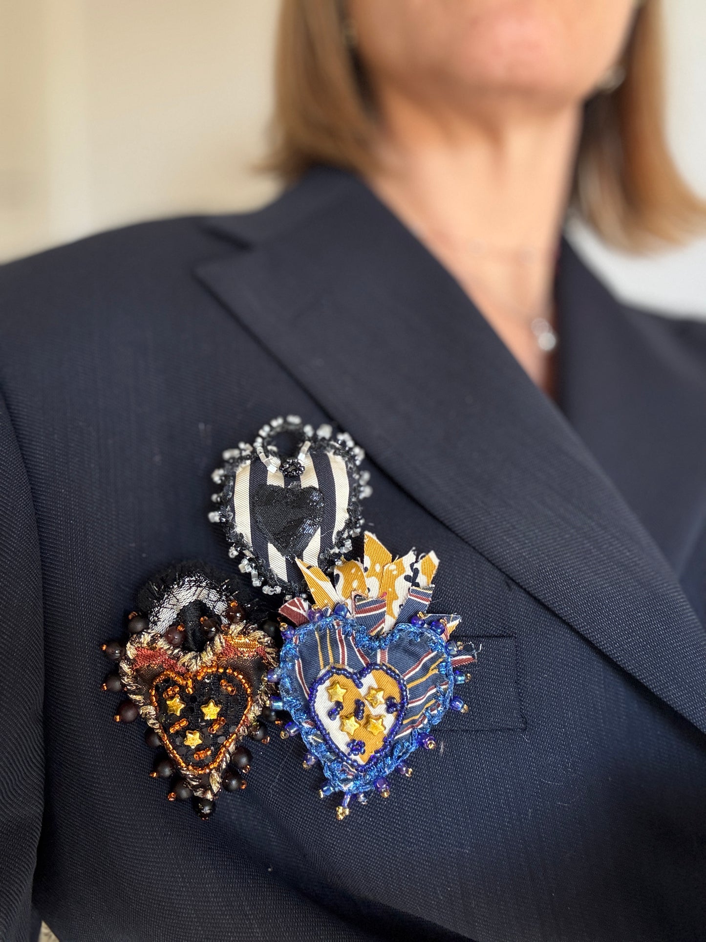 Spilla a cuore sacro in tessuto ricamato e perline - Lumiere Bijoux