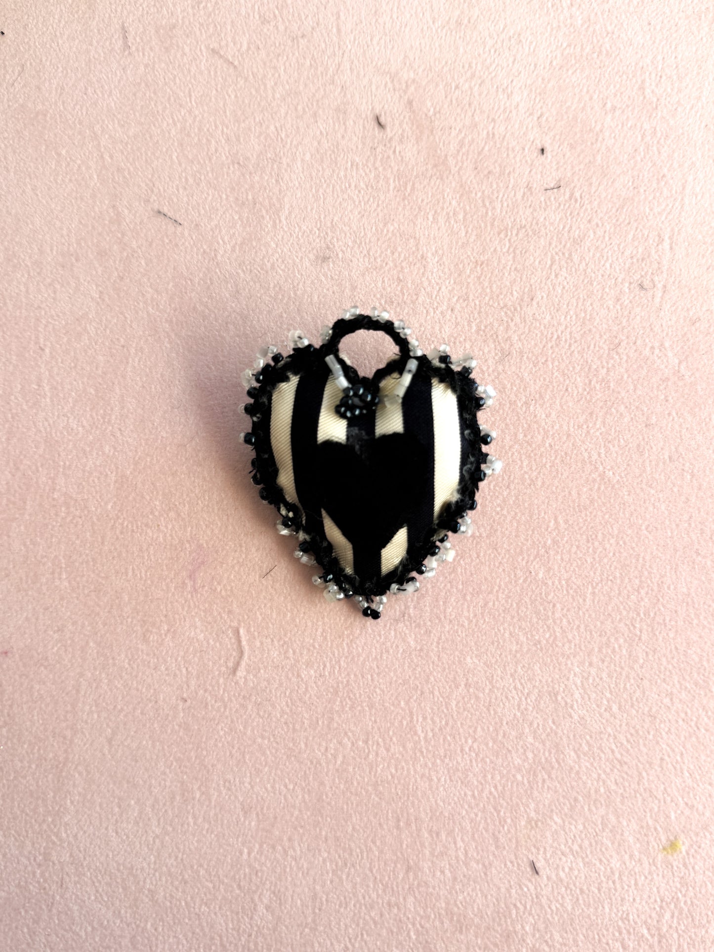 Spilla a cuore in tessuto ricamato e perline - Lumiere Bijoux