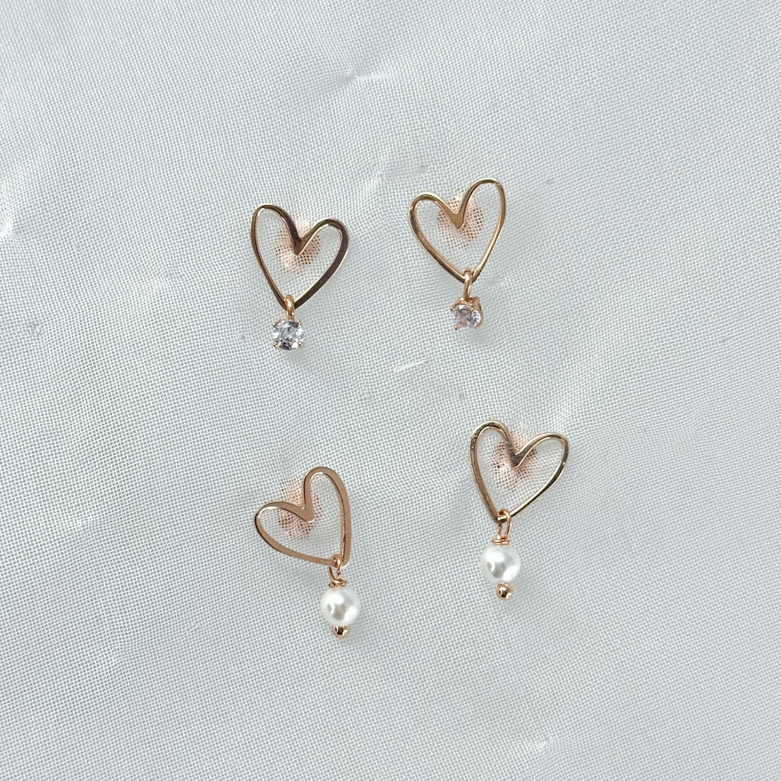 Coppia orecchini cuori vuoti Mykonos da 1 cm rosè con perla o punto luce pendente - Lumiere Bijoux